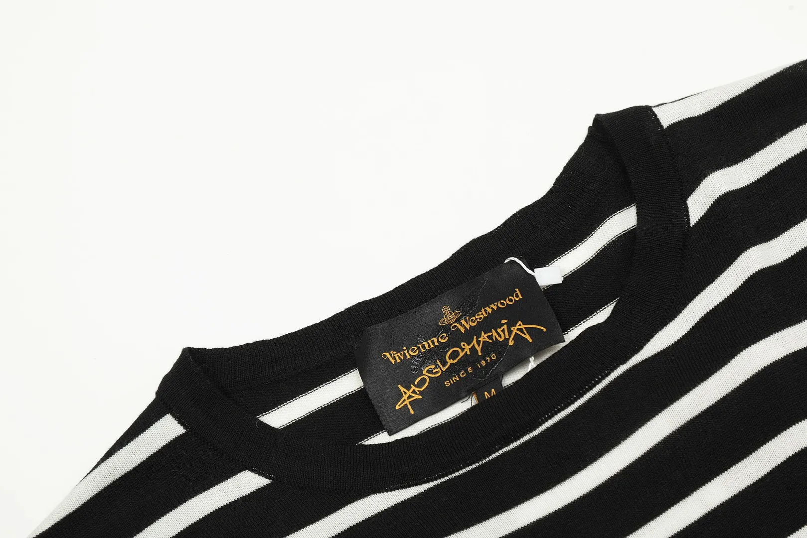 VIVI120S# vivienne west wood West Queen Vivienne Saturn new style thin sweater with striped cuff design Custom woven and dyed Welcome to compare the original version 16-needle German imported woven fabric Real silk-like texture 🧩 100% body wool blend 🧩 Correct Italian 🇮🇹100% wool washed wheat logo 🧩 Purchase the original version and open the real mold 🧩Original purchase records and comparison pictures can be provided. Place your order with confidence. 🧩No color difference in fixed and dyed colors. 🧩Instant sale of all Taobao 300+ versions. The quality of the purchasing agent is full of quality. It is definitely not a copywriter party. It is a real good product. The actual product far exceeds the budget. Size: S -M- L Color: White Black